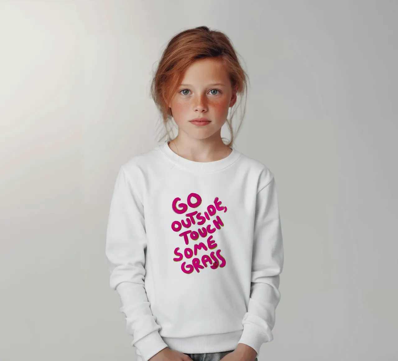 Go outside, touch some grass - handlettering sudadera para niño de Illustration Raissa Oltmanns