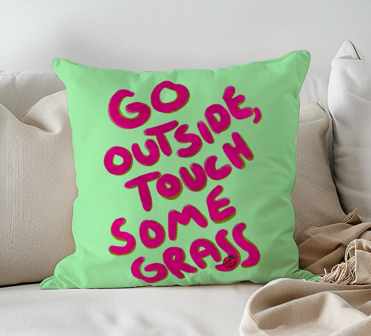 Go outside, touch some grass - handlettering cuscino da Illustration Raissa Oltmanns