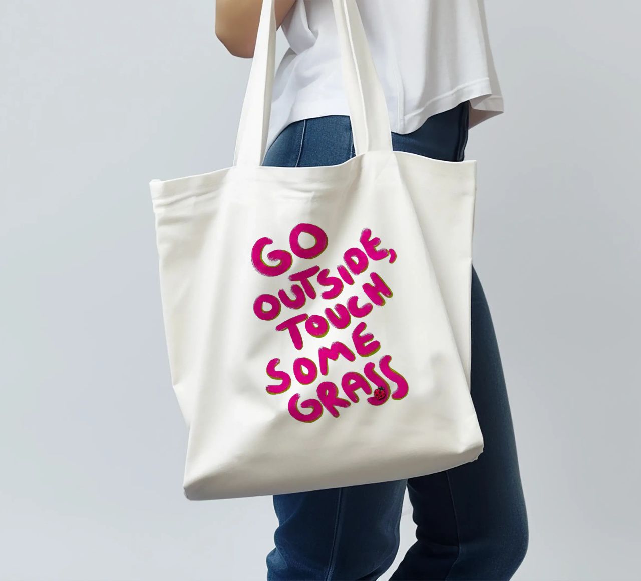 Go outside, touch some grass - handlettering tote bag by Illustration Raissa Oltmanns