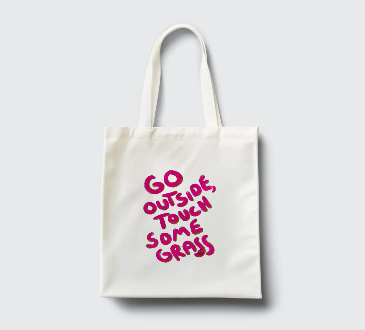 Go outside, touch some grass - handlettering borsa in juta da Illustration Raissa Oltmanns