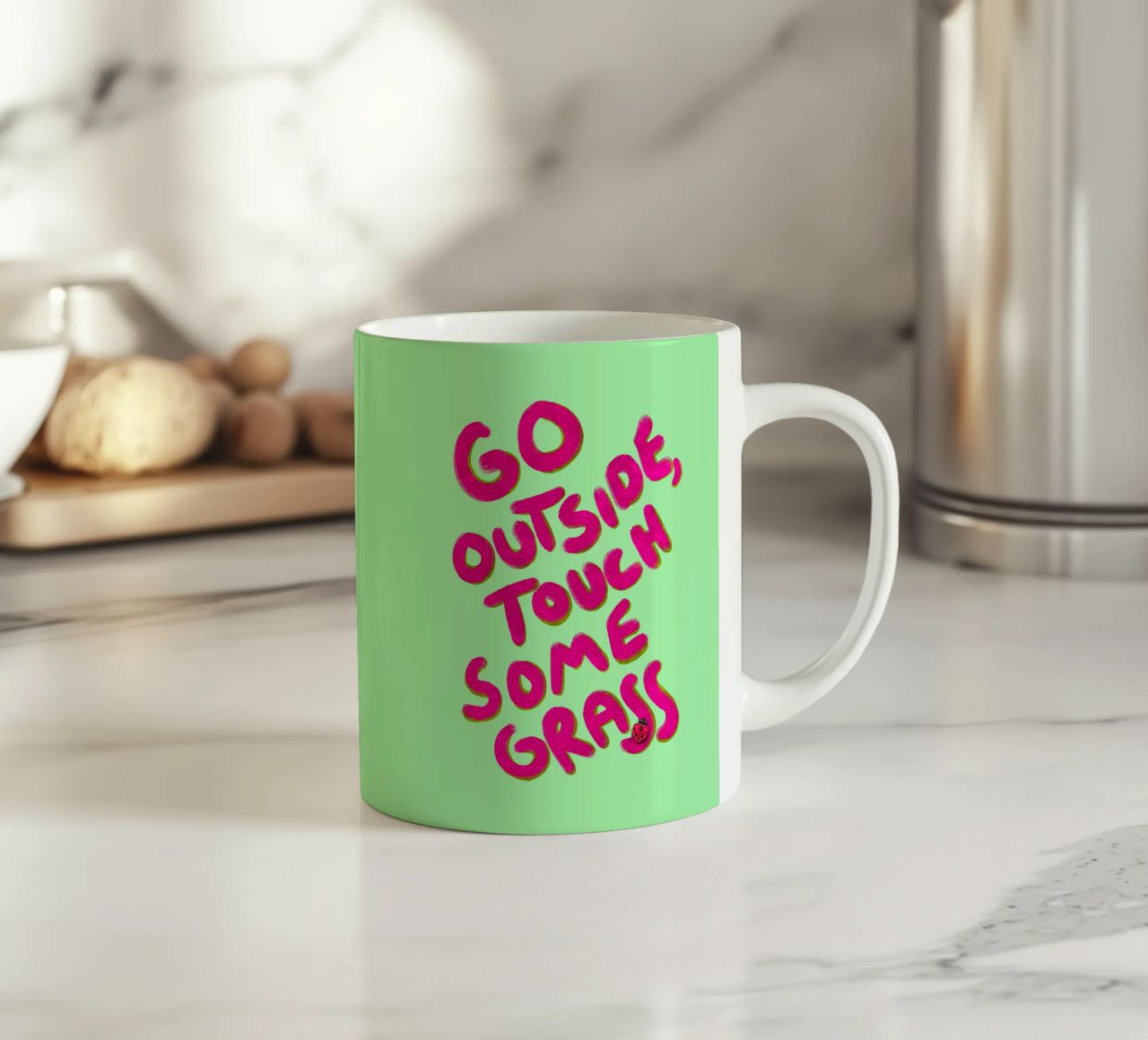 Go outside, touch some grass - handlettering tazza in ceramica da Illustration Raissa Oltmanns