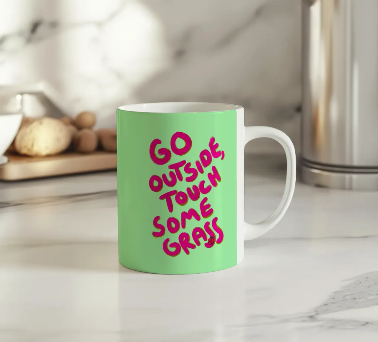 Go outside, touch some grass - handlettering mug en céramique de Illustration Raissa Oltmanns