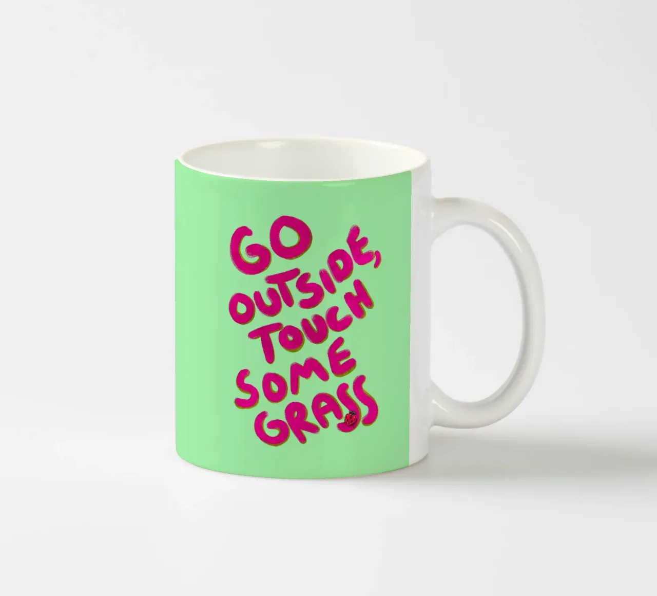 Go outside, touch some grass - handlettering mug en céramique de Illustration Raissa Oltmanns