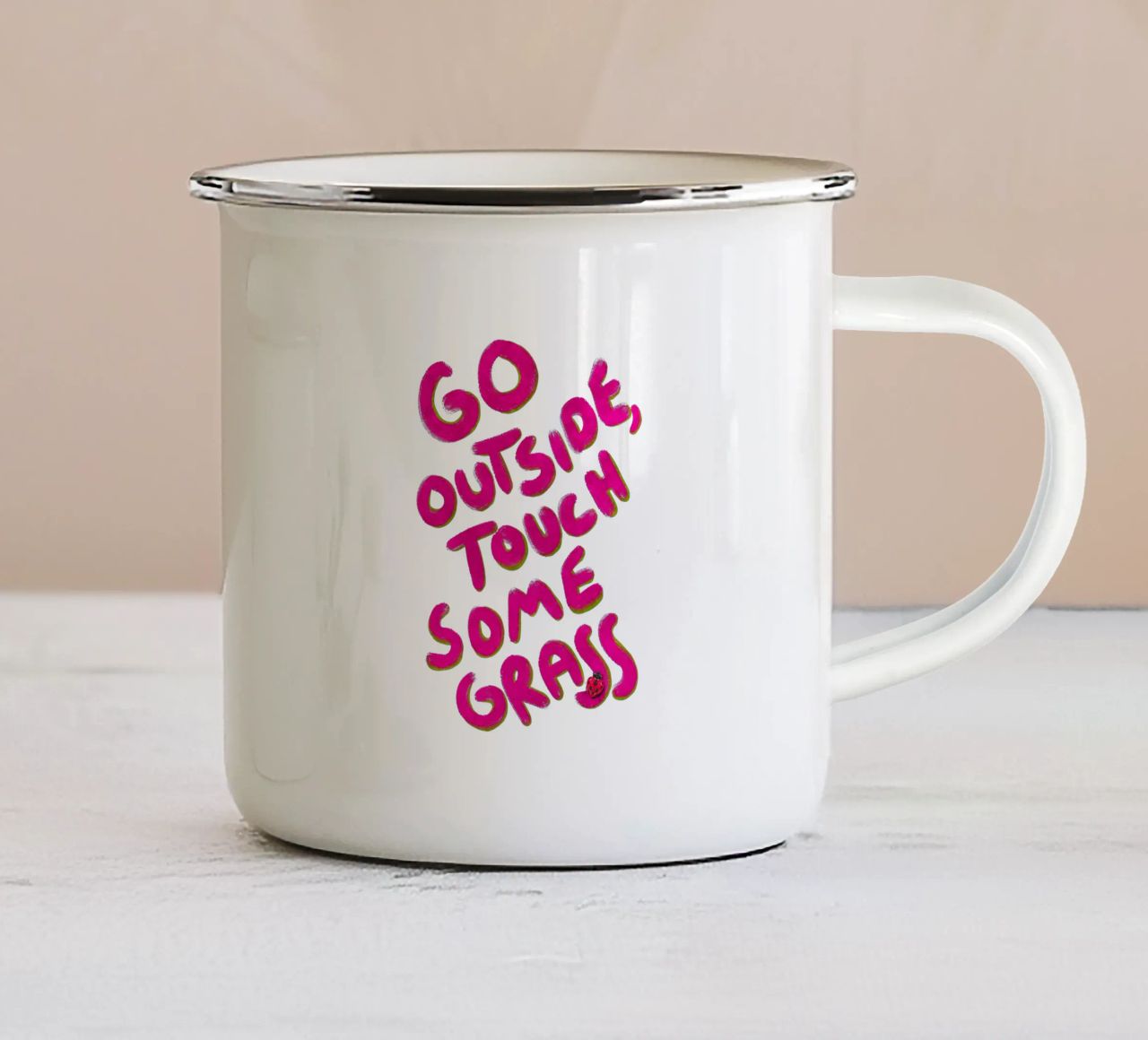 Go outside, touch some grass - handlettering tazza in smalto da Illustration Raissa Oltmanns