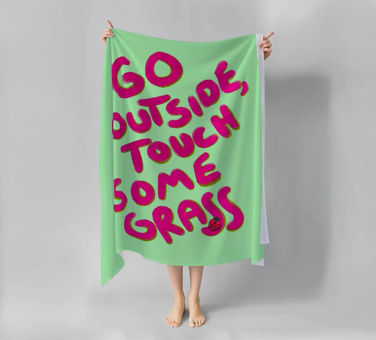 Go outside, touch some grass - handlettering toalla de playa de Illustration Raissa Oltmanns