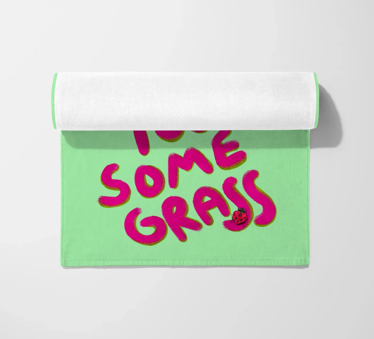Go outside, touch some grass - handlettering Strandtuch von Illustration Raissa Oltmanns
