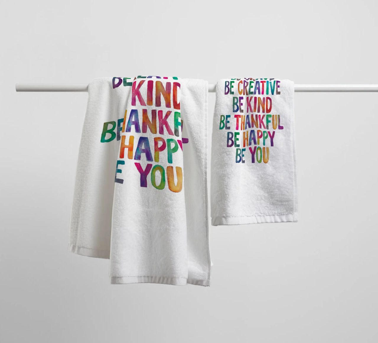 Sei mutig Sei kreativ Sei freundlich Sei dankbar Sei glücklich Sei du Handtuch von THE MOTIVATED TYPE