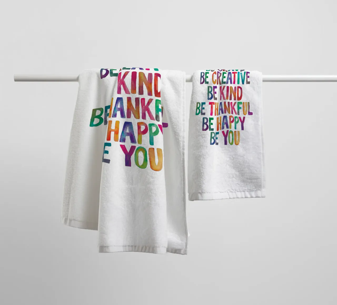 Sé valiente Sé creativo Sé amable Sé agradecido Sé feliz Sé tú toalla de baño de THE MOTIVATED TYPE