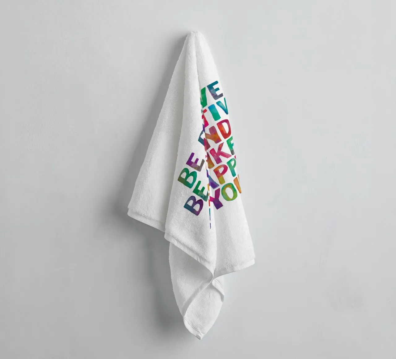 Siate coraggiosi, siate creativi, siate gentili, siate riconoscenti, siate felici, siate voi. asciugamano da bagno da THE MOTIVATED TYPE
