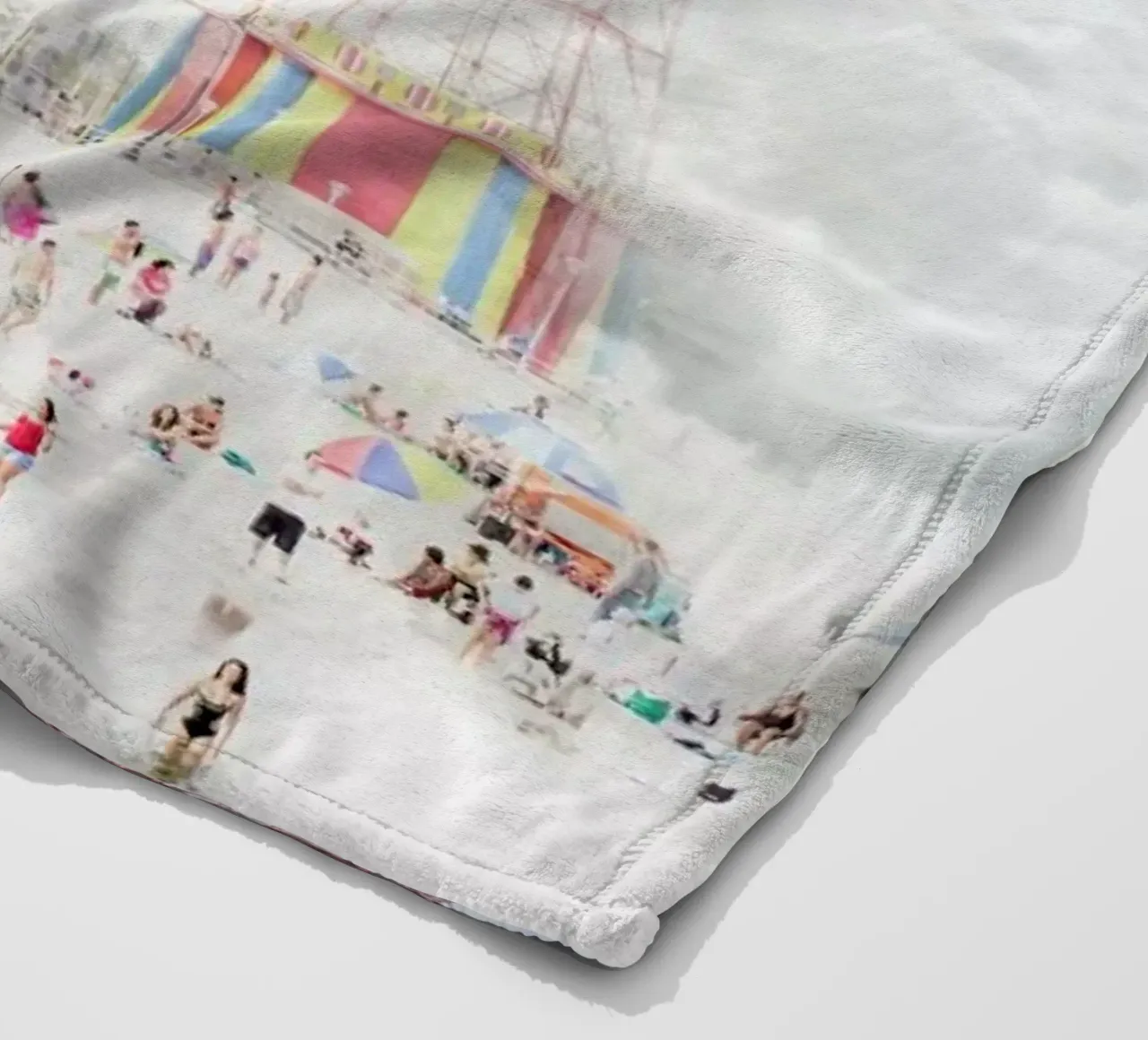 Brooklyn Eiffel Tower coperta in pile da Mina Teslaru