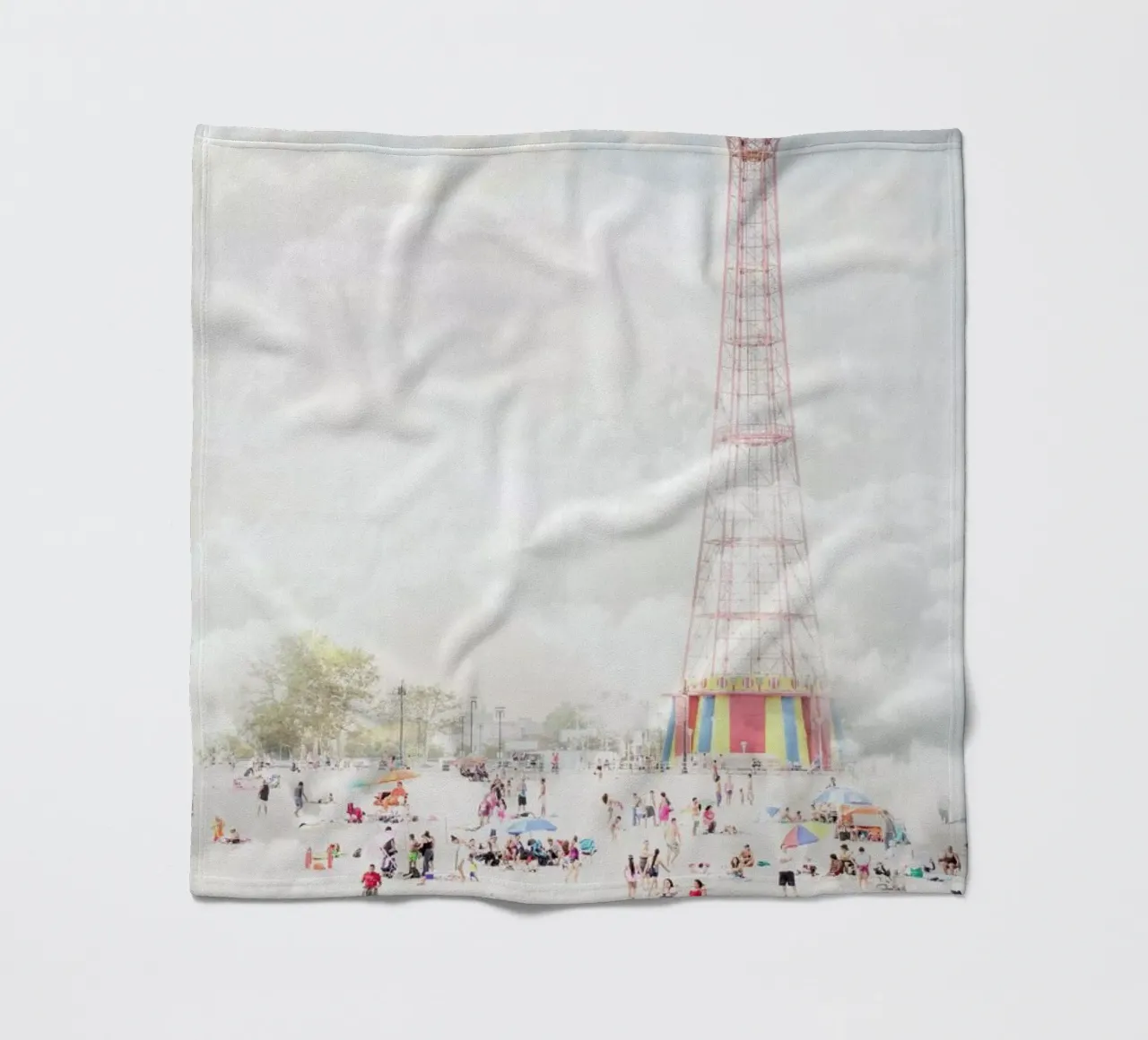 Brooklyn Eiffel Tower coperta in pile da Mina Teslaru