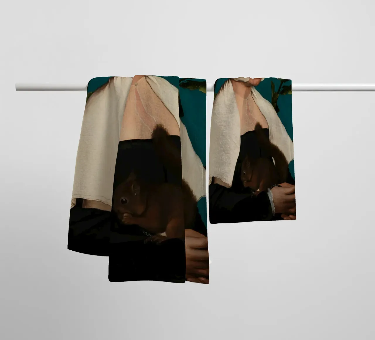 Portrait d'une dame avec un écureuil et un étourneau serviette de bain de William Store