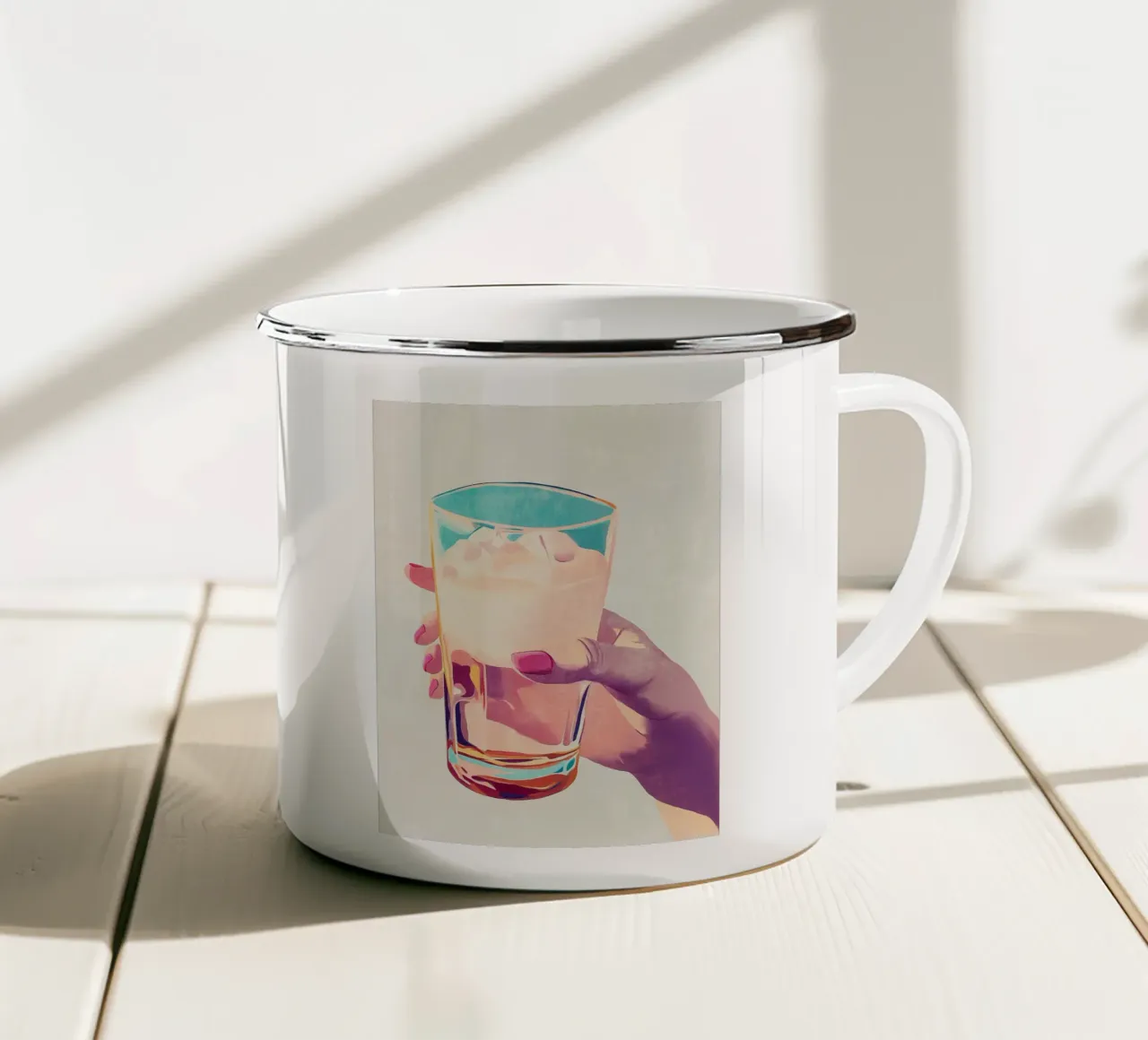 Mano femminile con bicchiere tazza in smalto da Carinaprint