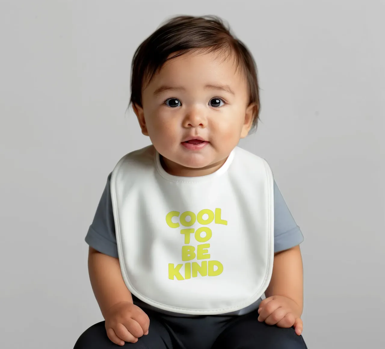 Cool to Be Kind Typografie Design in verde e giallo bavaglino da THE MOTIVATED TYPE