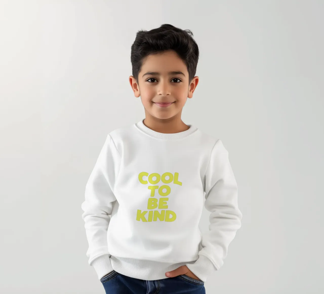 Cool to Be Kind Typografie Design in verde e giallo felpa bambino da THE MOTIVATED TYPE
