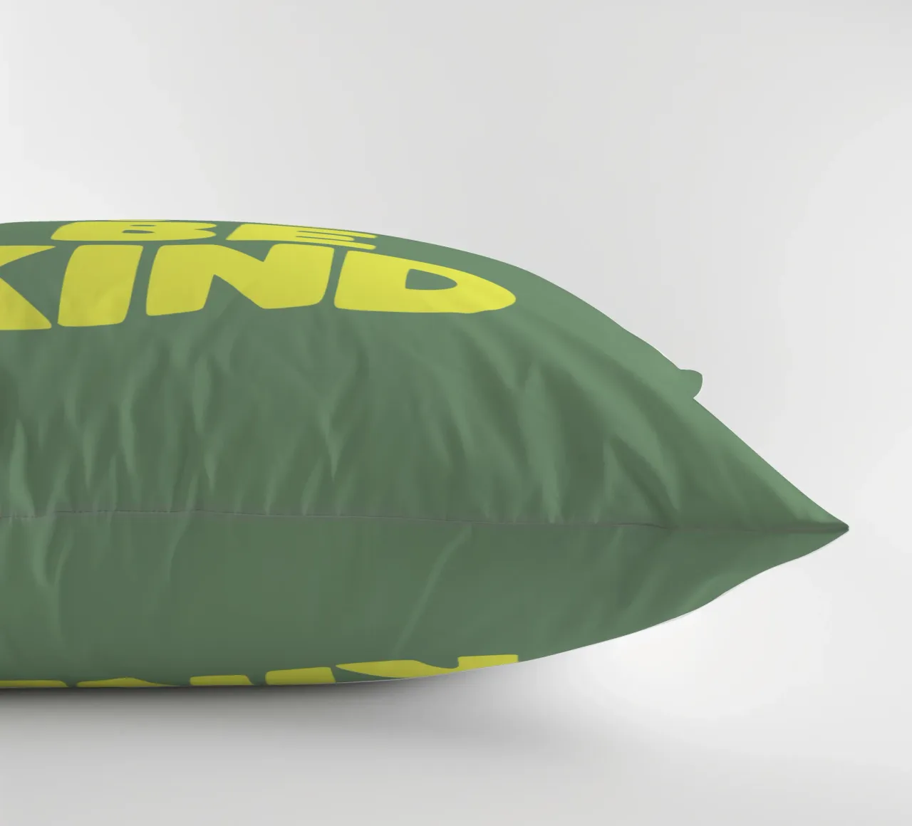 Cool to Be Kind Typografie Design in verde e giallo cuscino da THE MOTIVATED TYPE