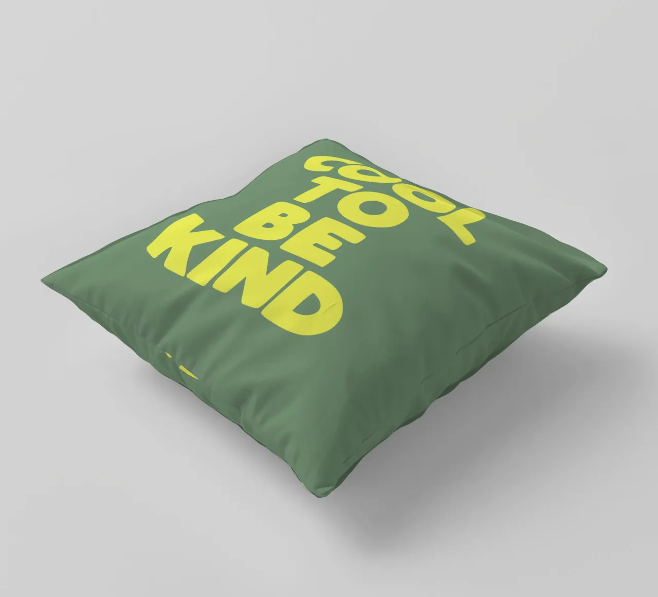 Cool to Be Kind Typografie Design in verde e giallo cuscino da THE MOTIVATED TYPE