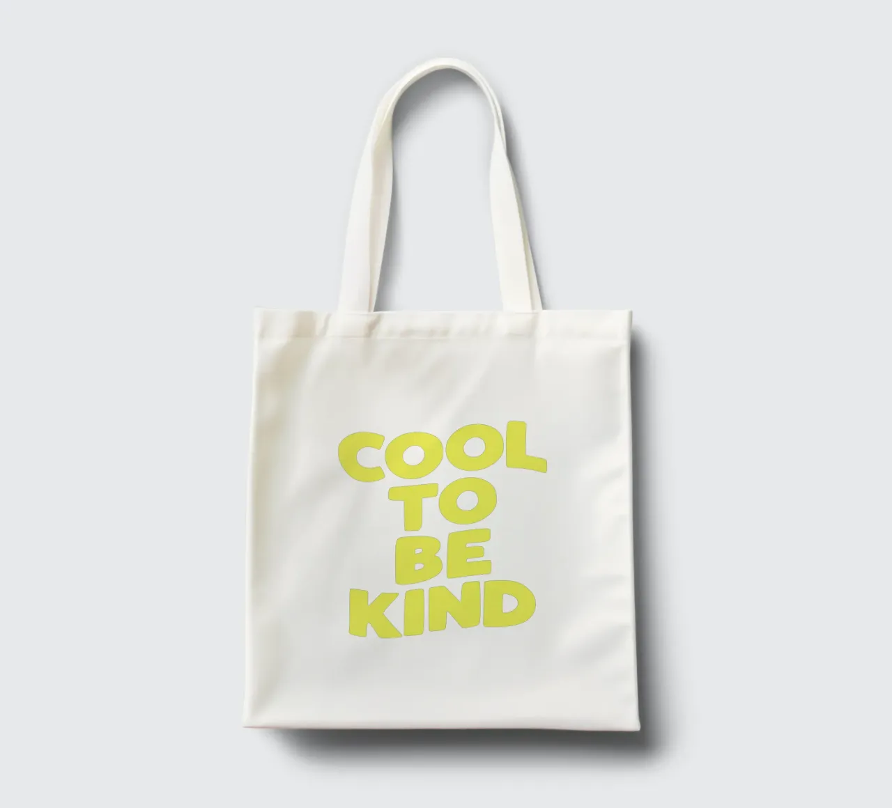 Cool to Be Kind Typografie Design in verde e giallo borsa in juta da THE MOTIVATED TYPE