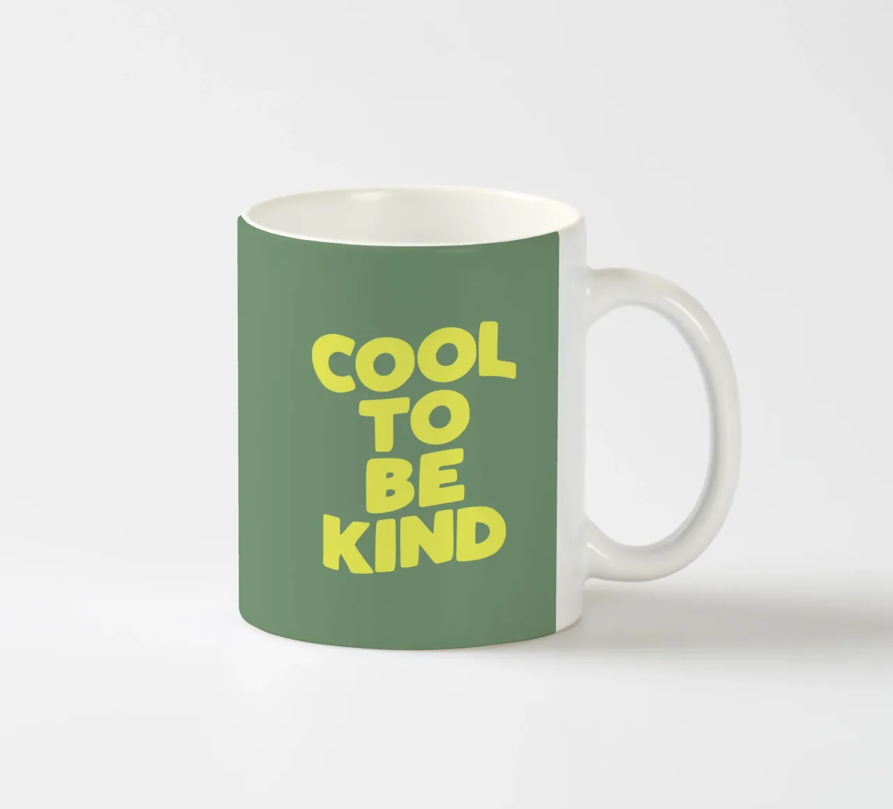 Cool to Be Kind Typografie Design en vert et jaune mug en céramique de THE MOTIVATED TYPE
