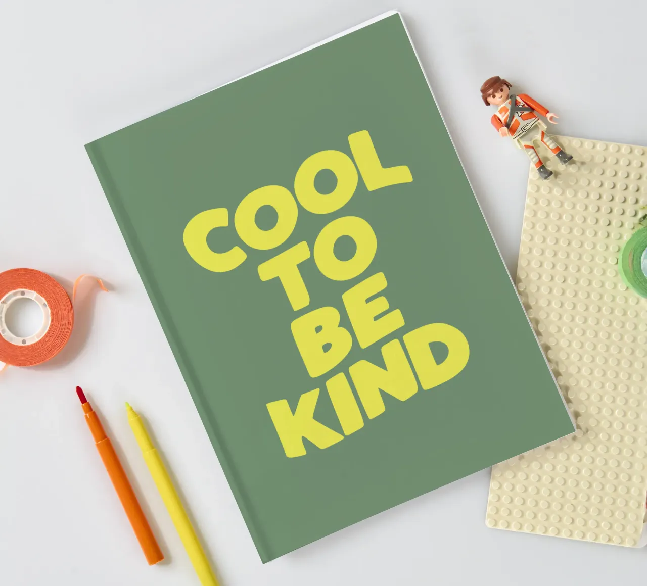 Cool to Be Kind Typografie Design en vert et jaune carnet de notes de THE MOTIVATED TYPE