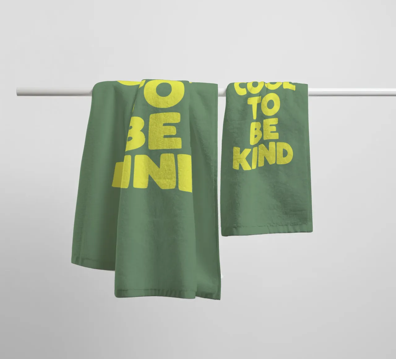 Cool to Be Kind Typografie Design en vert et jaune serviette de bain de THE MOTIVATED TYPE