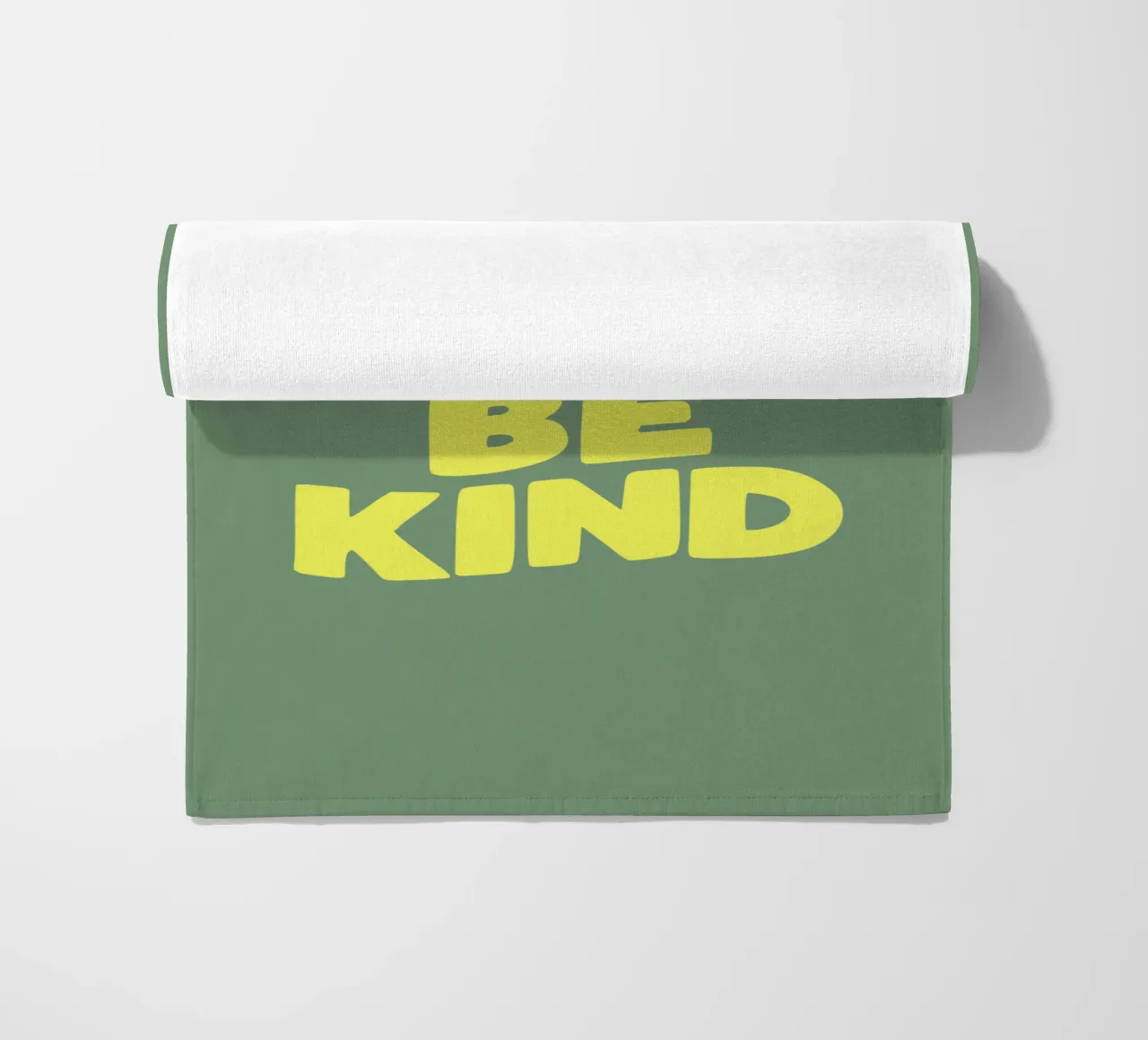Cool to Be Kind Typografie Design in verde e giallo telo mare da THE MOTIVATED TYPE