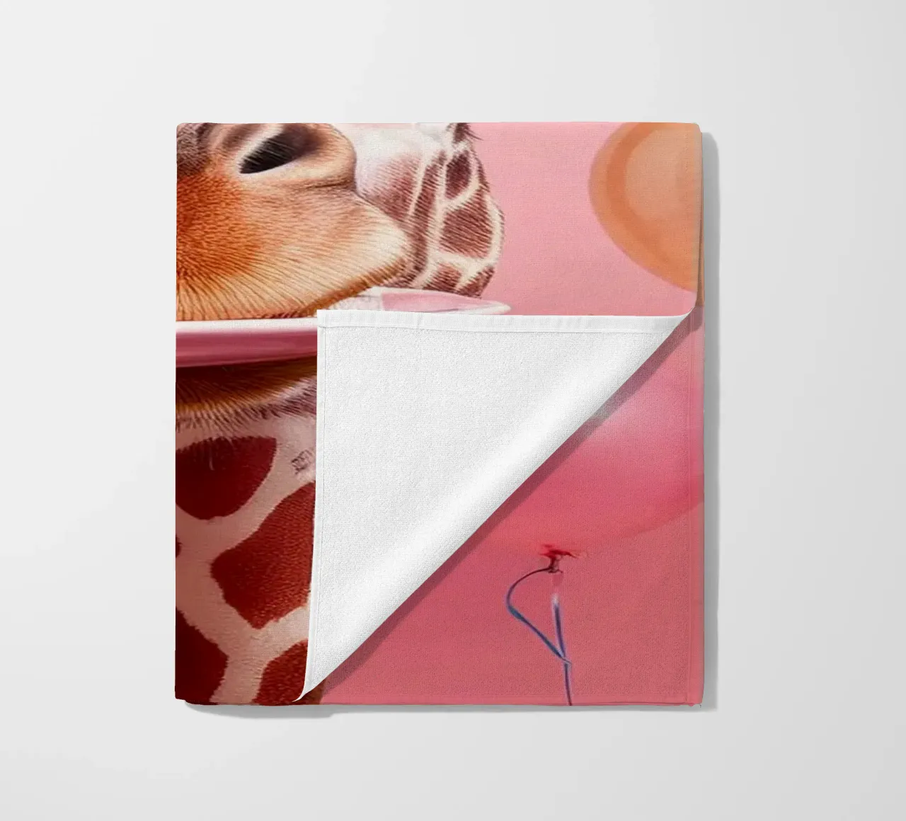 Celebrazione del compleanno di una giraffa giocosa con palloncini e dolci telo mare da FlexiDesignsByK