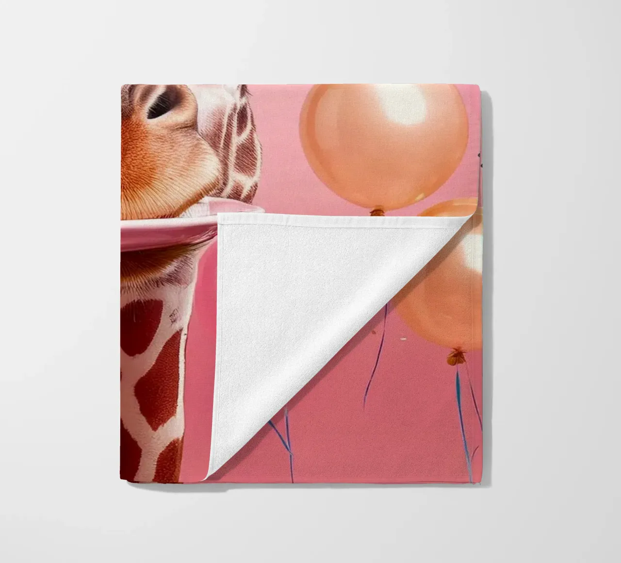 Celebrazione del compleanno di una giraffa giocosa con palloncini e dolci telo mare da FlexiDesignsByK