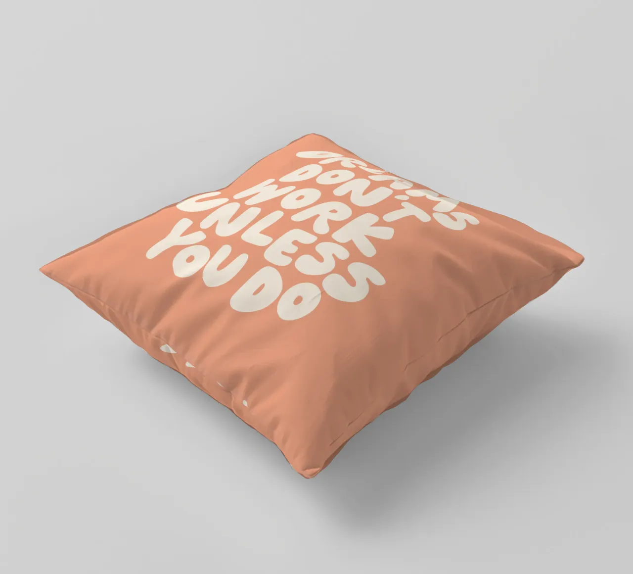 I sogni non funzionano se non si fa Typografie Design in Peach cuscino da THE MOTIVATED TYPE