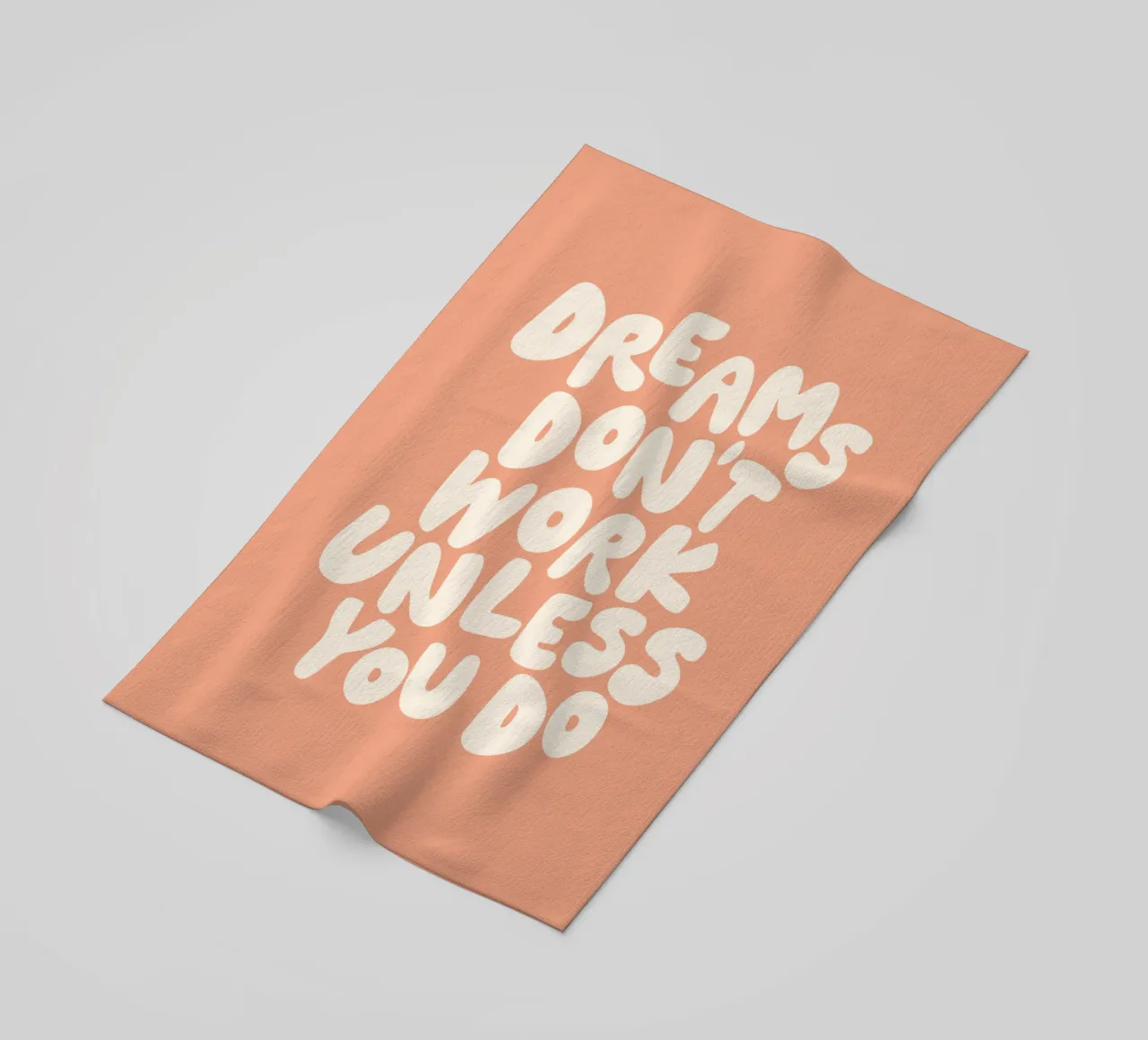 I sogni non funzionano se non si fa Typografie Design in Peach telo mare da THE MOTIVATED TYPE