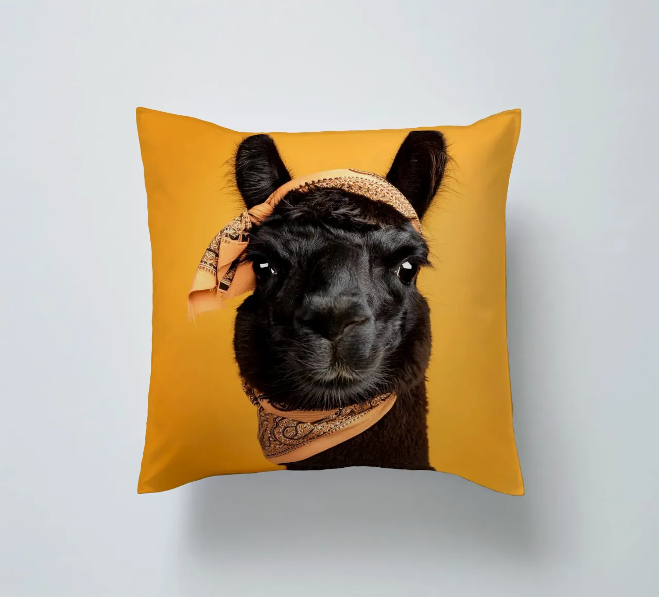 Lama noir stylé avec bandana sur fond jaune vif coussin de FlexiDesignsByK