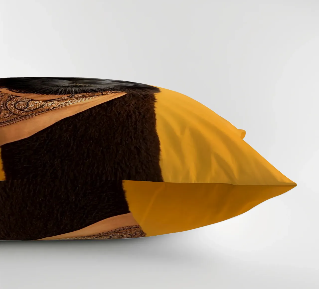 Lama noir stylé avec bandana sur fond jaune vif coussin de FlexiDesignsByK