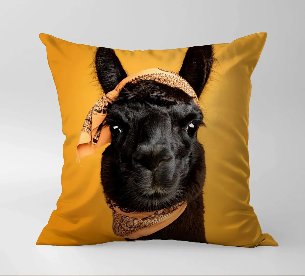 Lama noir stylé avec bandana sur fond jaune vif coussin de FlexiDesignsByK