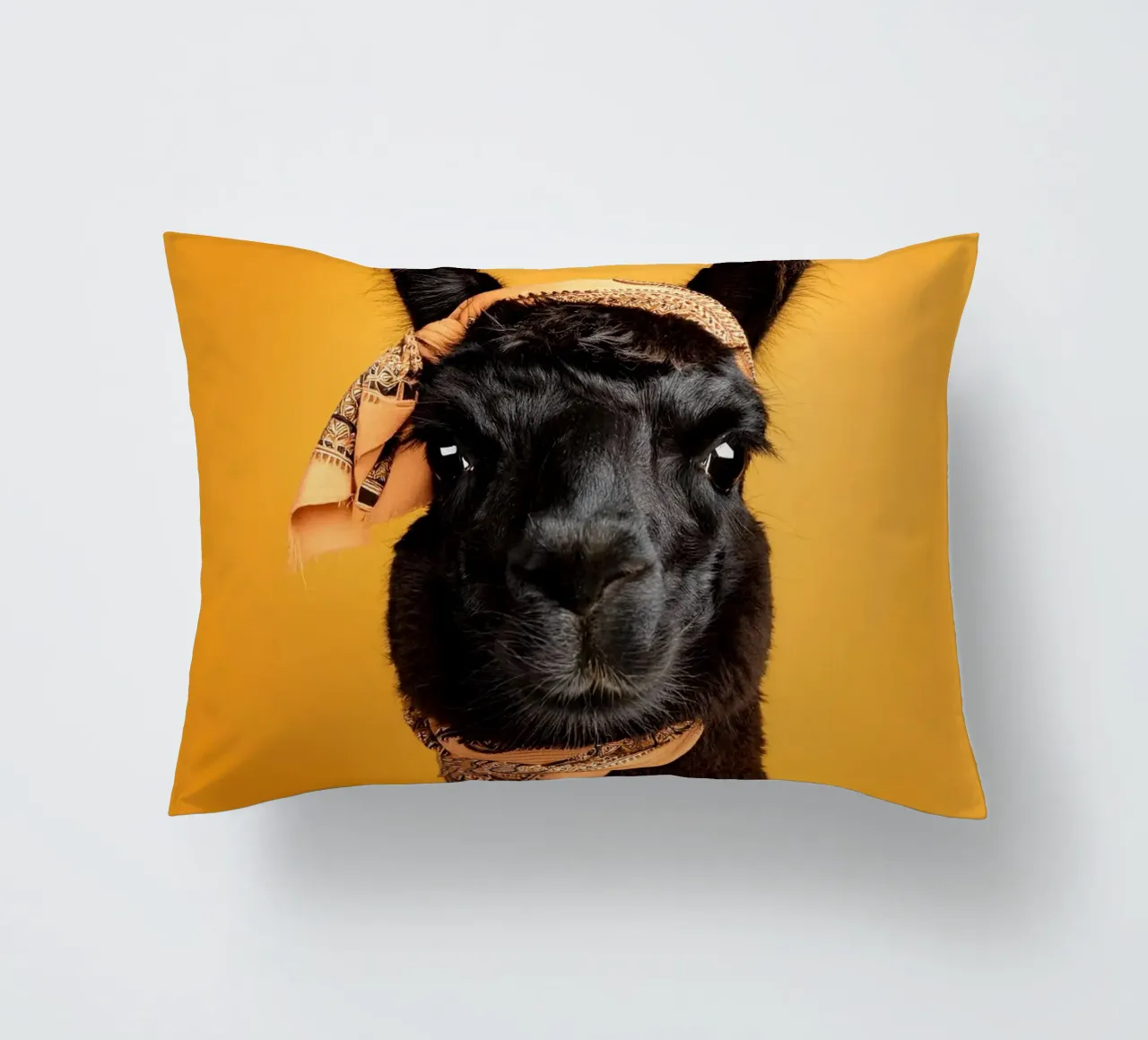 Lama noir stylé avec bandana sur fond jaune vif coussin de FlexiDesignsByK