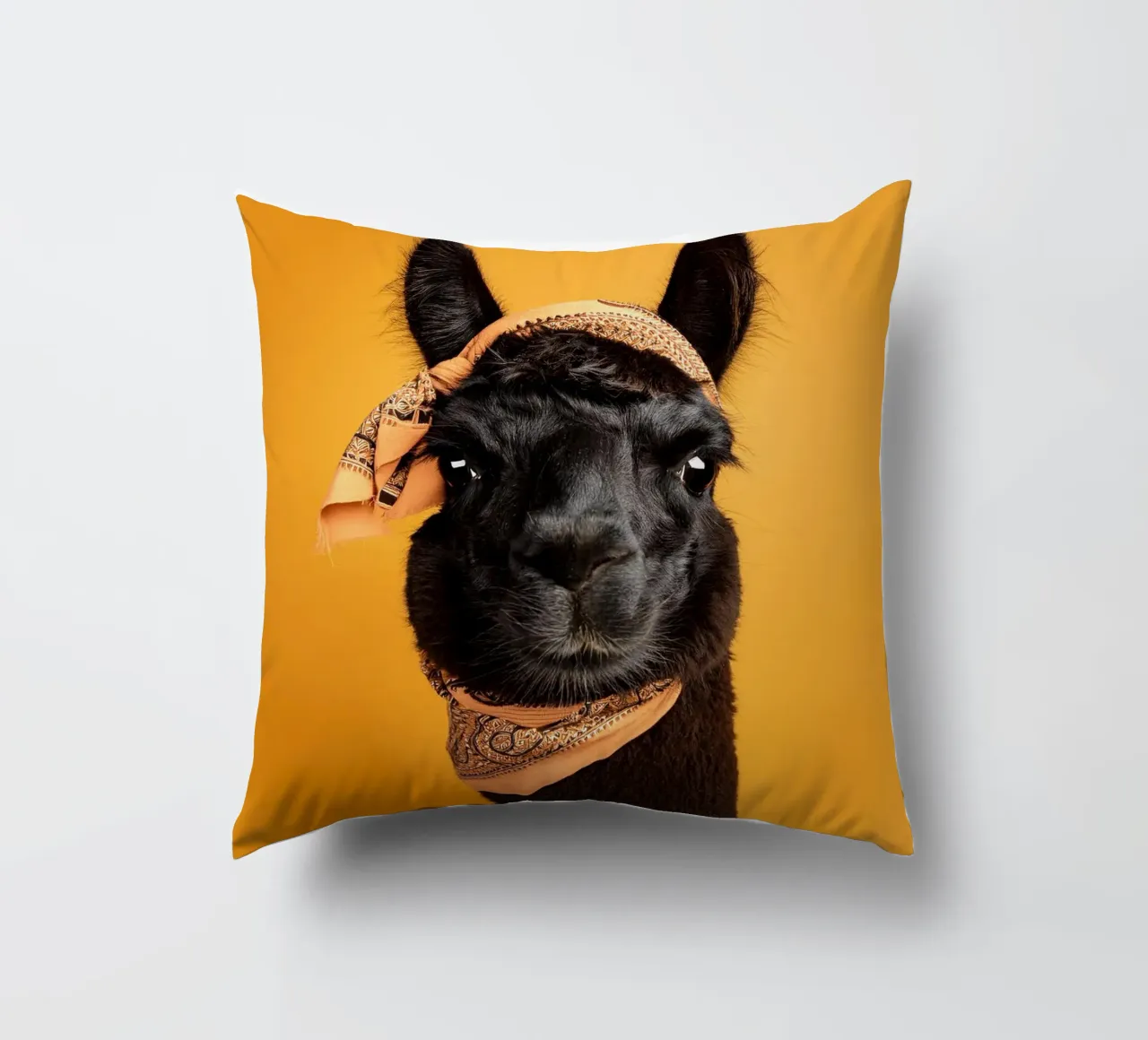 Lama noir stylé avec bandana sur fond jaune vif coussin de FlexiDesignsByK