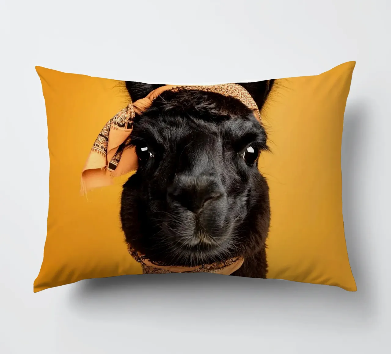 Lama noir stylé avec bandana sur fond jaune vif coussin de FlexiDesignsByK