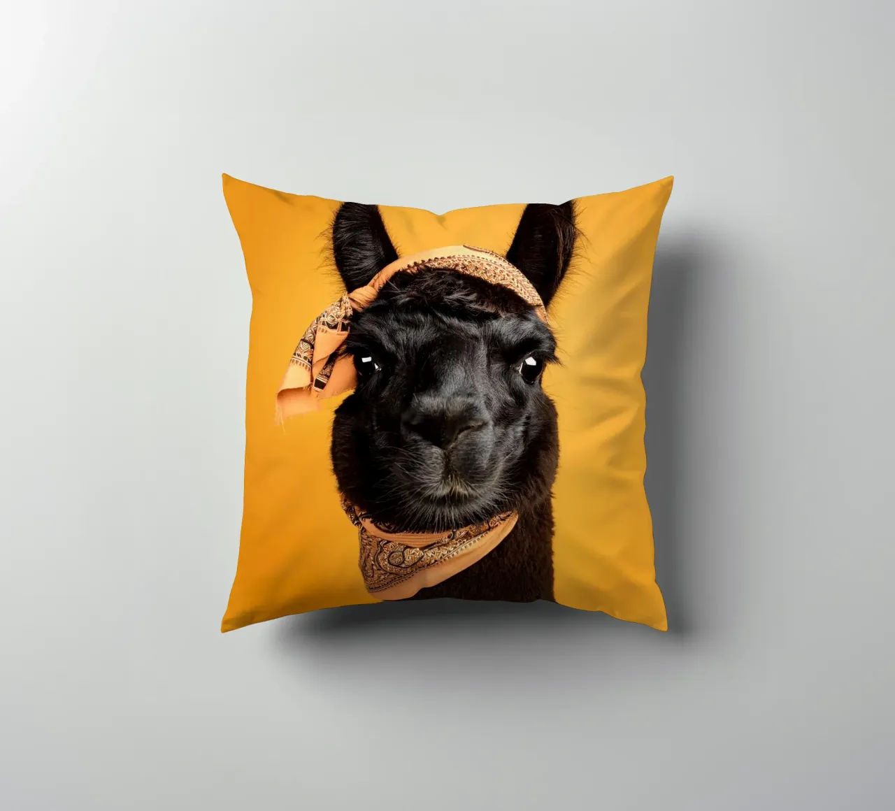 Lama noir stylé avec bandana sur fond jaune vif coussin de FlexiDesignsByK