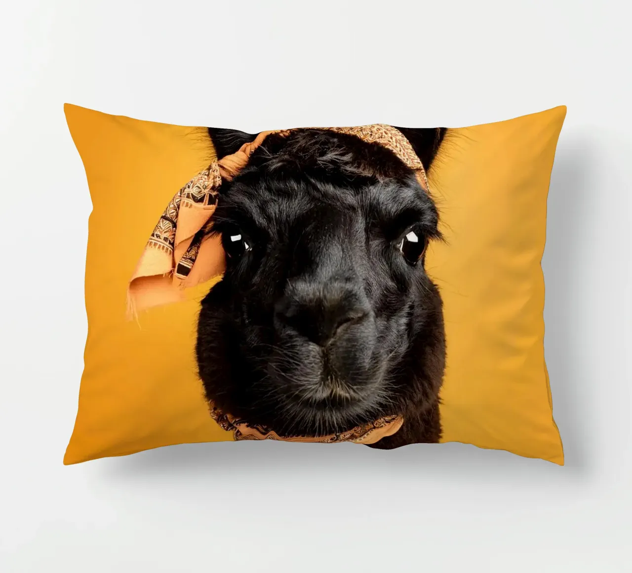 Lama noir stylé avec bandana sur fond jaune vif coussin de FlexiDesignsByK