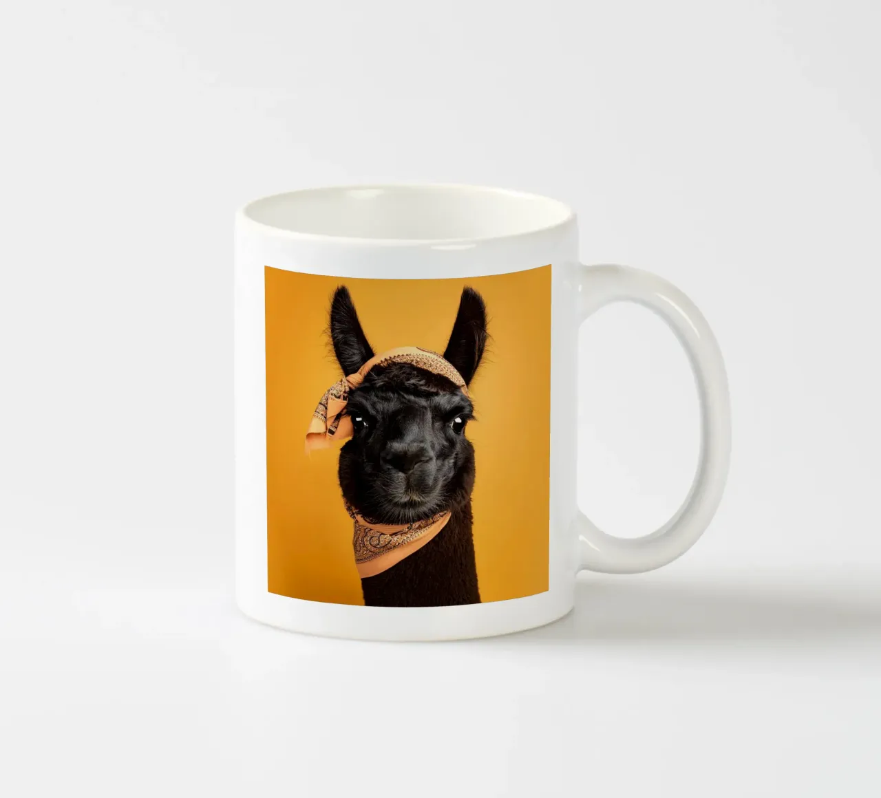 Lama noir stylé avec bandana sur fond jaune vif mug en céramique de FlexiDesignsByK