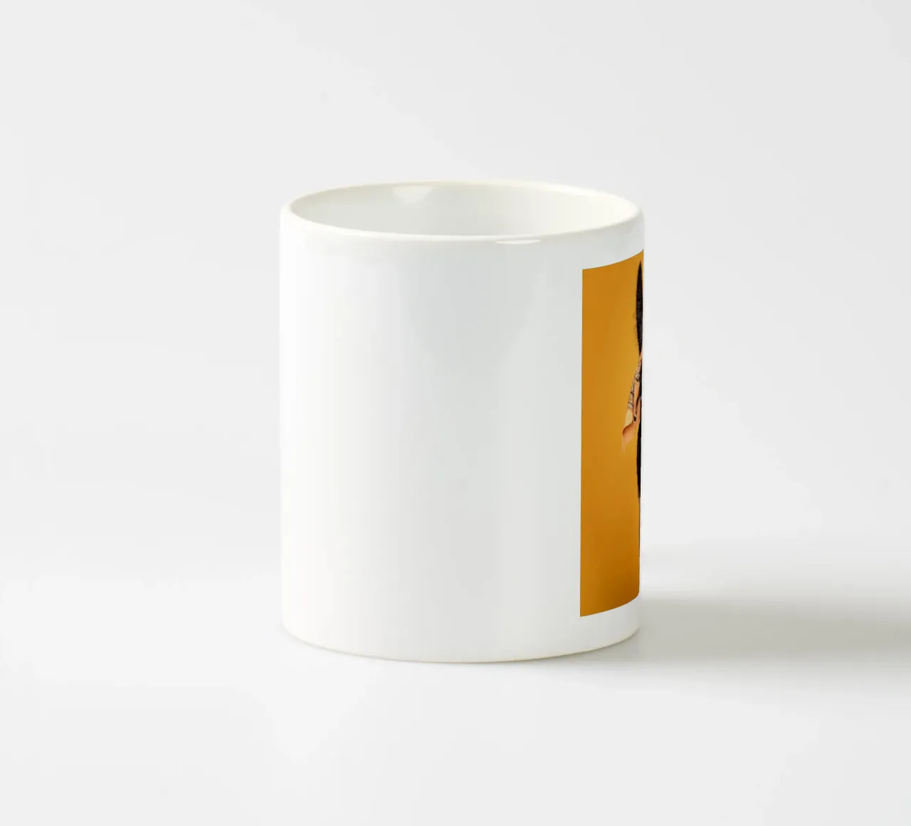 Lama noir stylé avec bandana sur fond jaune vif mug en céramique de FlexiDesignsByK