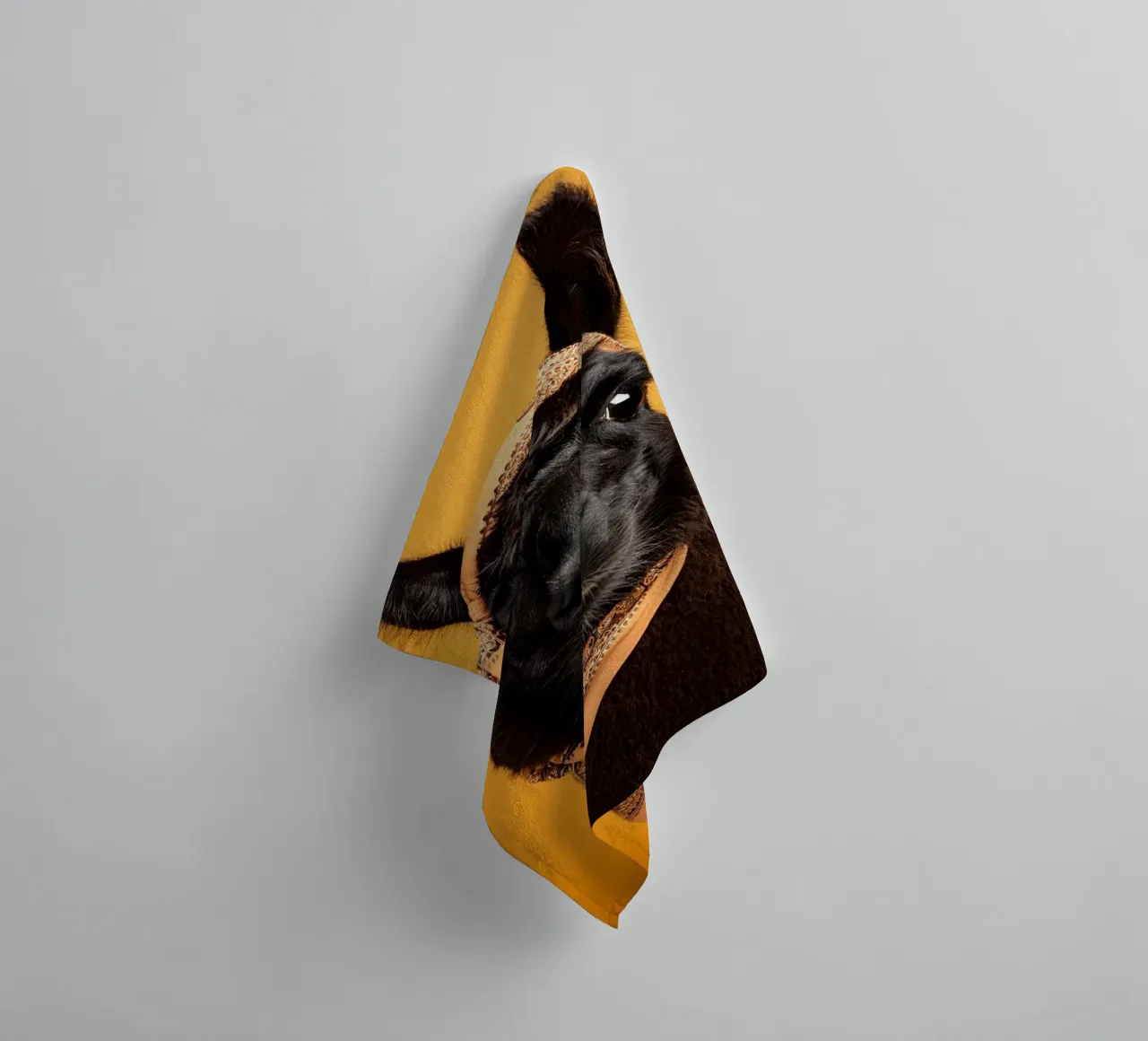 Lama noir stylé avec bandana sur fond jaune vif serviette de bain de FlexiDesignsByK