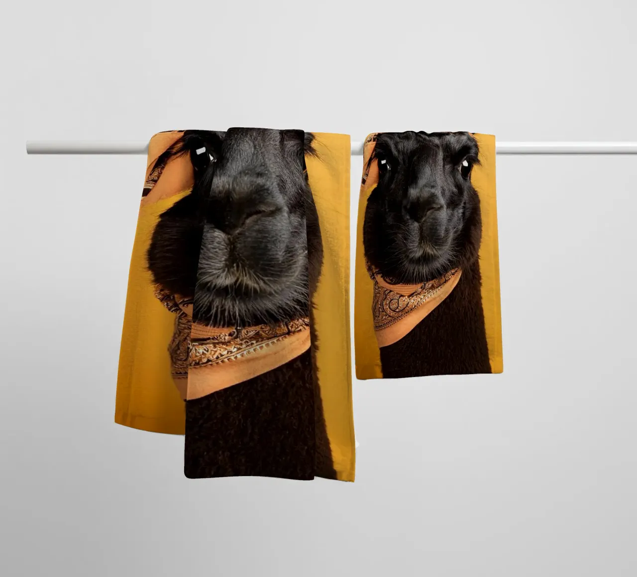 Lama noir stylé avec bandana sur fond jaune vif serviette de bain de FlexiDesignsByK