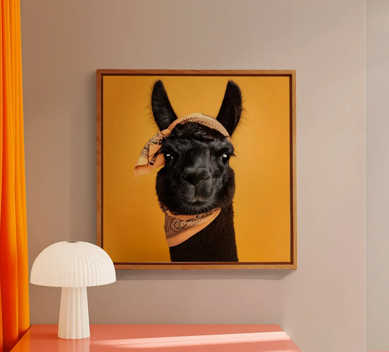 Lama noir stylé avec bandana sur fond jaune vif plexiglas de FlexiDesignsByK