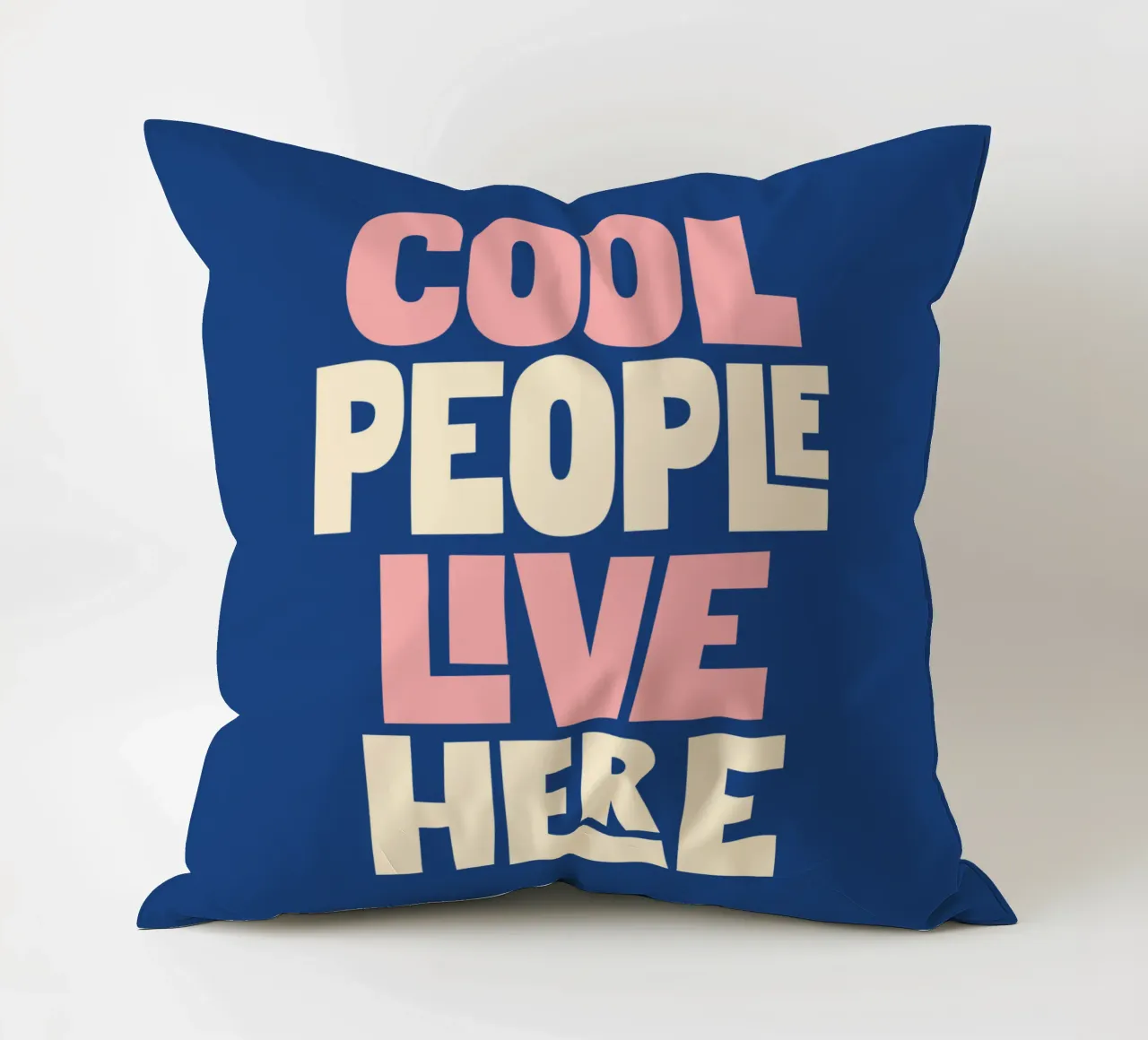 Cool People Live Here Design tipografico in blu e rosa cuscino da THE MOTIVATED TYPE