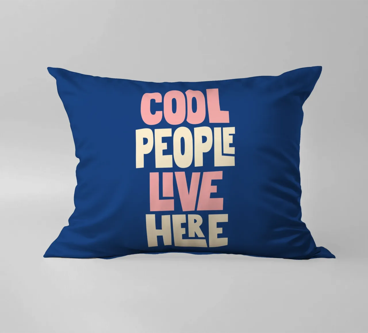 Cool People Live Here Design tipografico in blu e rosa cuscino da THE MOTIVATED TYPE