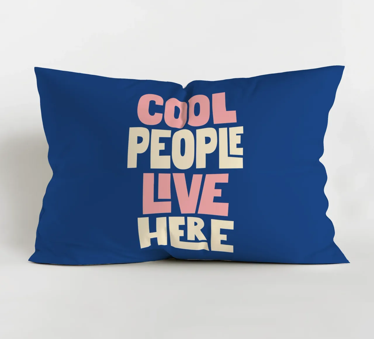 Cool People Live Here Design tipografico in blu e rosa cuscino da THE MOTIVATED TYPE
