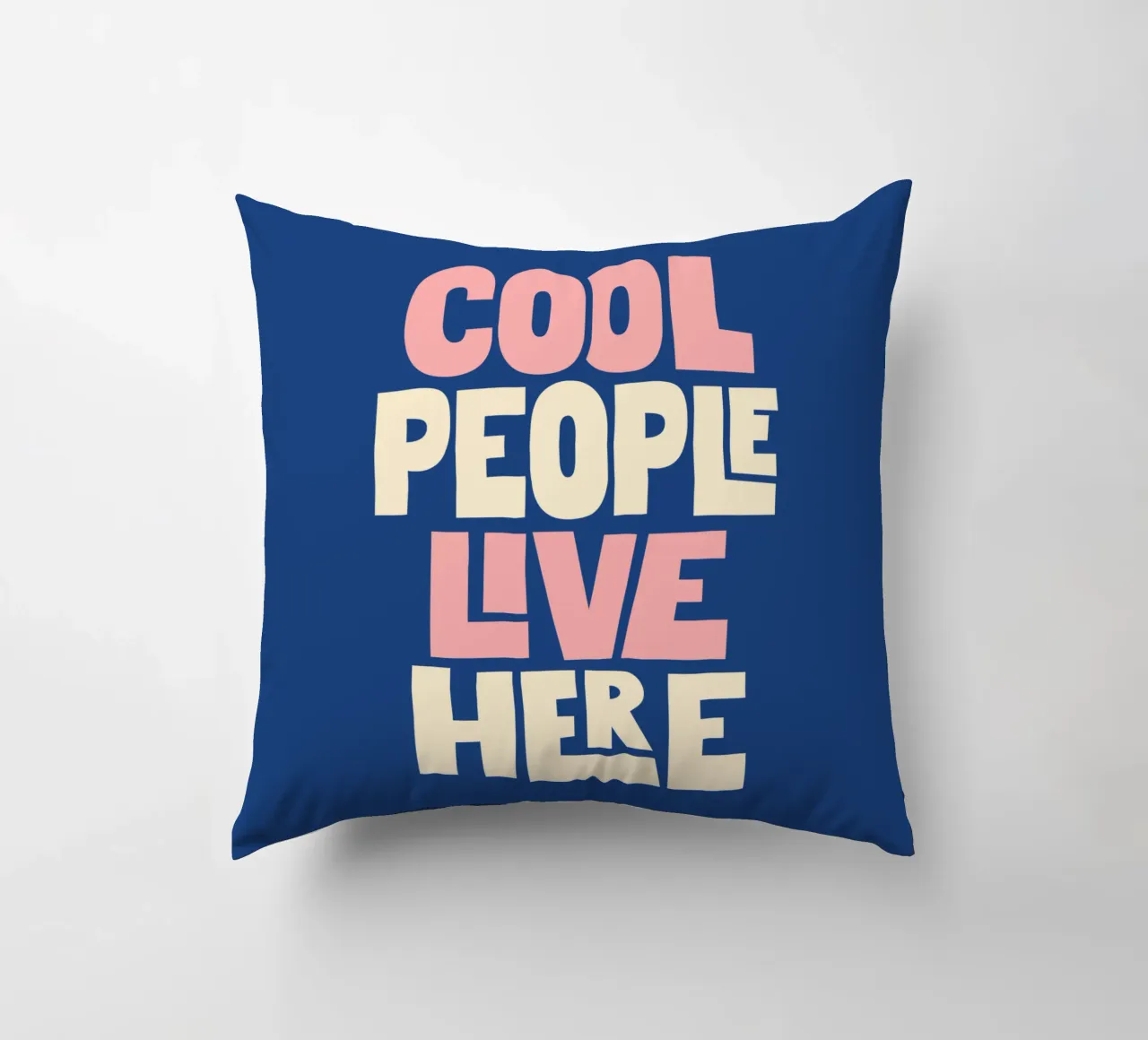 Cool People Live Here Design tipografico in blu e rosa cuscino da THE MOTIVATED TYPE