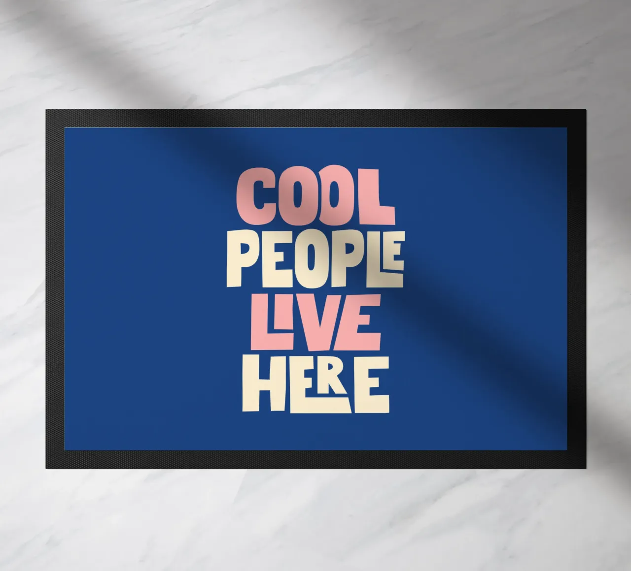 Cool People Live Here Design tipografico in blu e rosa zerbino da THE MOTIVATED TYPE