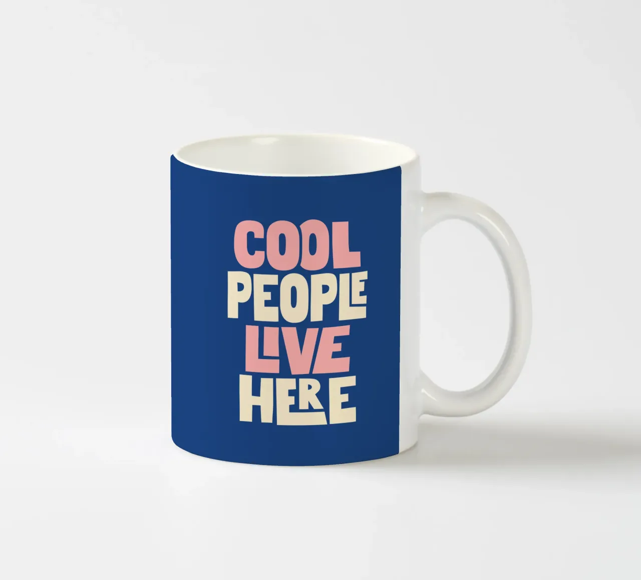 Cool People Live Here Design tipografico in blu e rosa tazza in ceramica da THE MOTIVATED TYPE
