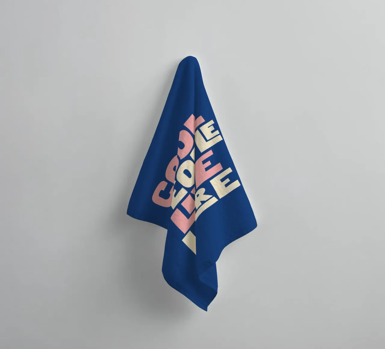 Cool People Live Here Design tipografico in blu e rosa asciugamano da bagno da THE MOTIVATED TYPE